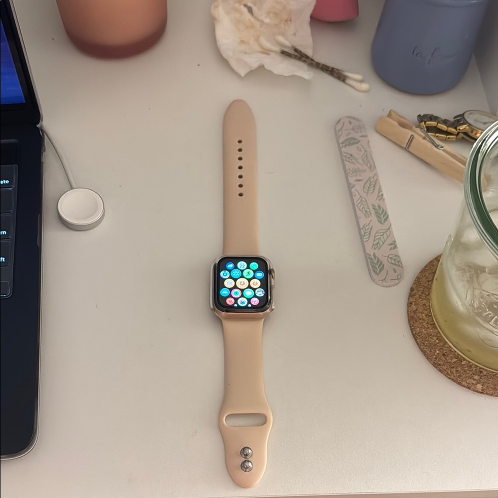 Like New Apple watch series 5 40mm screen